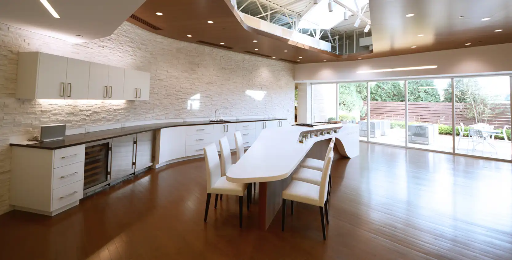 Continental-Services-Dining-3-1665x845