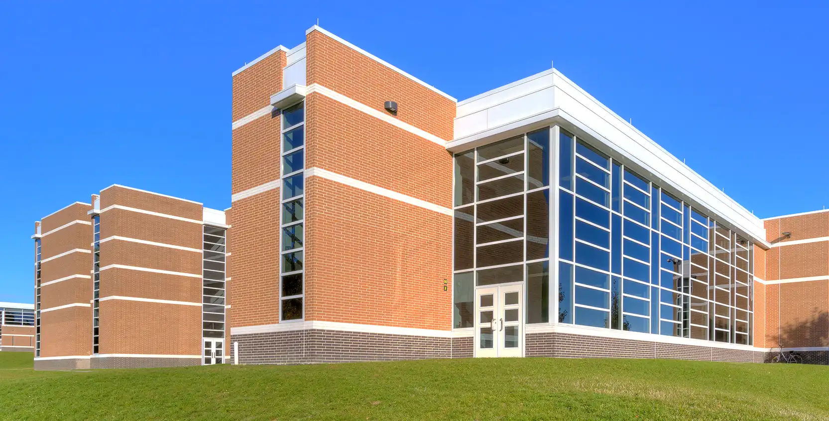 Troy-Public-Schools-Troy-HS-Exterior-Day_1665x845